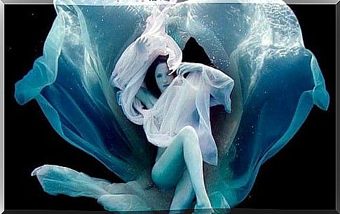 woman-under-water-wrapped-in-veils