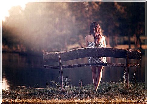 girl-following-who-looks-at-the-water