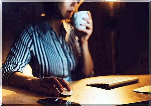 Woman working on the computer.