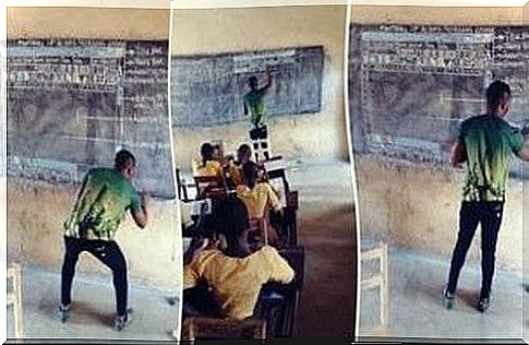 Ghanaian professor teaches computer science with chalks