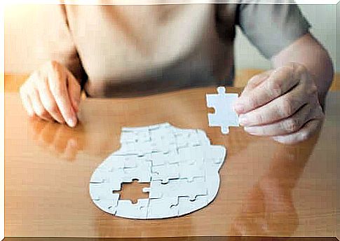 Mini-Mental status, woman composes puzzles