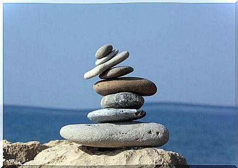 Stones balanced one above the other, as a symbol of harmony between philosophy and psychology