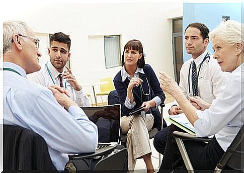 Moment of debriefing between doctors