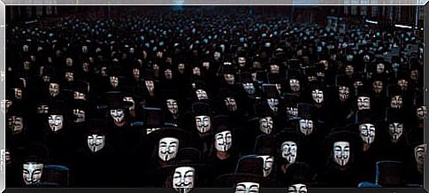 People with Fawkes mask